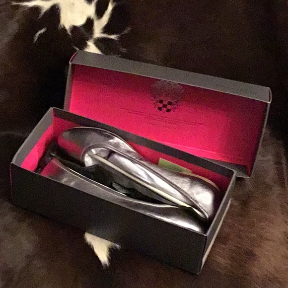 Vince Camuto - Picture 3 of 4